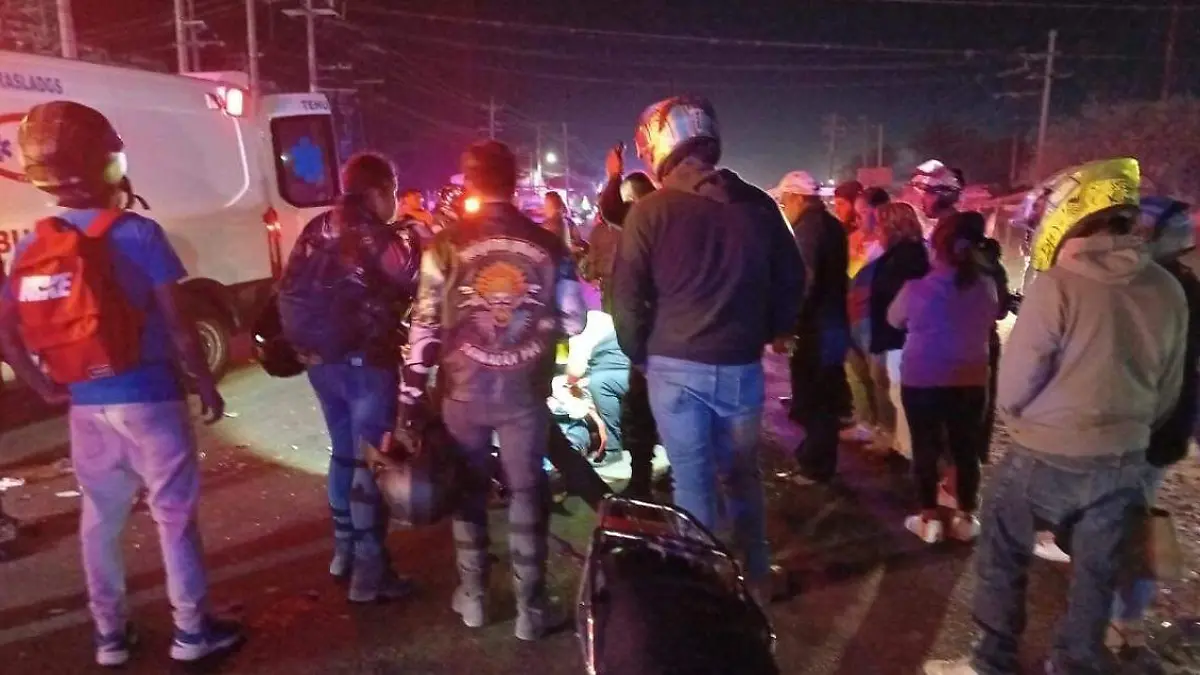 Chocan de frente dos motociclistas cerca del rastro de aves de Tehuacán